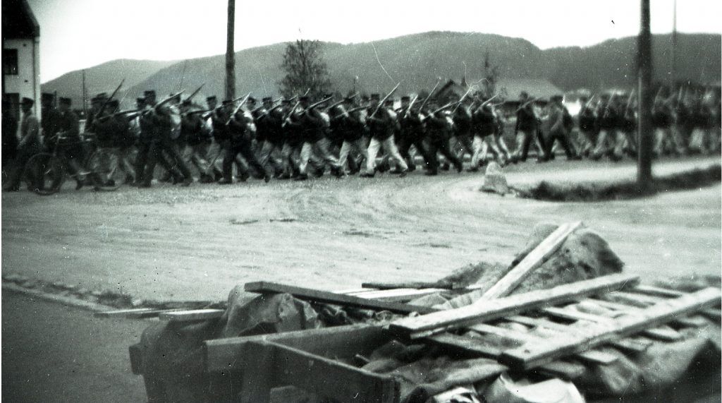 KAOTISK: Vi vet ikke riktig hvor dette motivet er hentet fra, men det kan stå som et bilde av de allierte styrkenes til tider uryddige fremrykninger og tilbaketrekninger under stridighetene på Inherred.