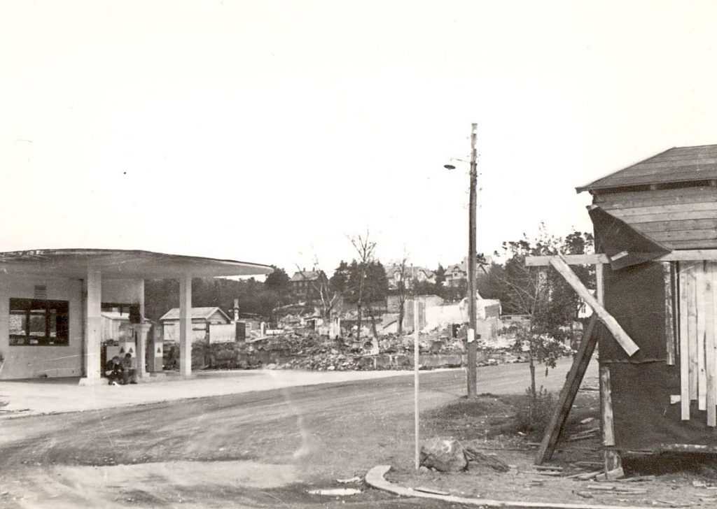 Takk for sist! Det ble en uforglemmelig dag. Det var hyggelig at alle som var invitert kunne komme! Bensinstasjonen, som du lurer på, er «Nor», og den ble flyttet syd for «Sannanbygget». Den ble drevet av Elnan, far til dagens «bilsakkyndige». Den var en forløper til dagens stasjon, og jeg husker at kundene ble betjent av en som hadde vært politimester under krigen, Bernhard Overvik, (medlem av NS) Stasjonen lå omtrent der Husfliden ligger i dag. Per Asbjørn