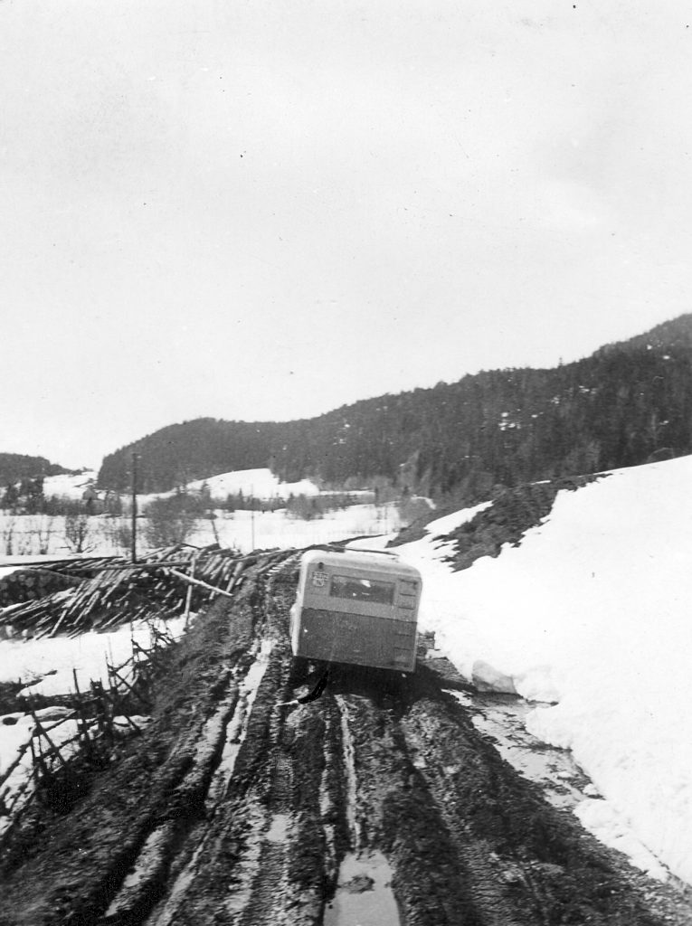 Trøstesløst: Teleløsning og mye trafikk gjorde at vegene langs Snåsavatnet gikk fullstendig i oppløsning i aprildagene. Foto: Bernt Flikke.