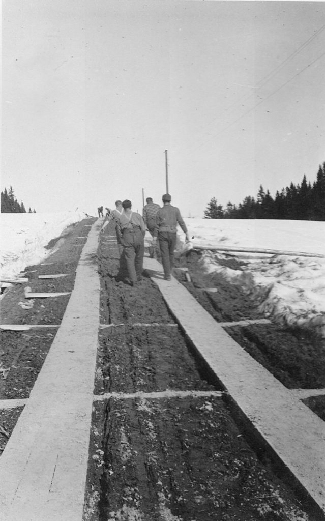 Utbedring: På de verste strekningene ble det lagt ut planker for å få frem kjøretøyene. Foto: Bernt Flikke.