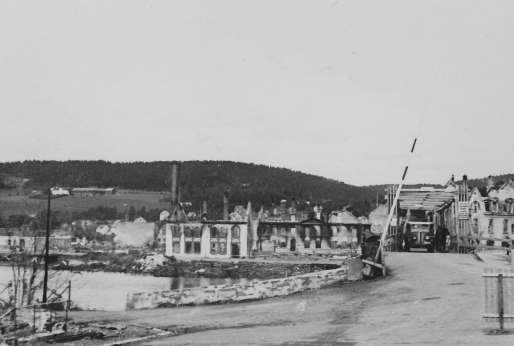 En av Sigvart Holstads lastebiler på vei over den provisorisk reparerte Steinkjerbrua tidligsommeren 1940